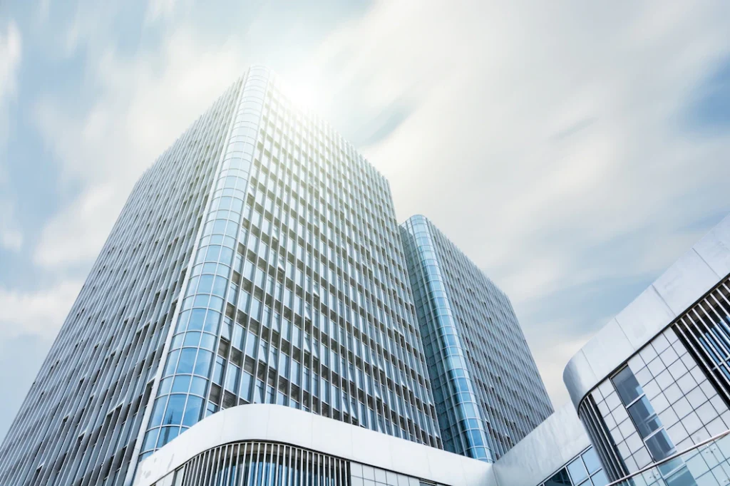 edificio-gigante-com-o-sol-acima_1127-400